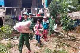 Đồn Biên phòng Làng Ho phối hợp với chính quyền xã Lâm Thủy và các lực lượng liên quan đã vận động và hỗ trợ di dời 13 hộ dân/61 nhân khẩu đến nơi an toàn. (Ảnh: TTXVN phát)