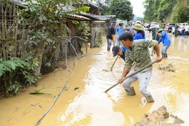 Các lực lượng tham gia khắc phục hậu quả mưa lũ tại Mường Pồn hồi tháng Bảy. (Ảnh: Xuân Tư/TTXVN)