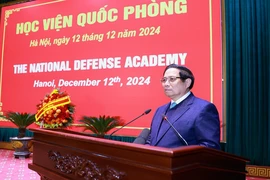 Thủ tướng Phạm Minh Chính chúc mừng cán bộ, giảng viên, học viên Học viện Quốc phòng. (Ảnh: Dương Giang/TTXVN)