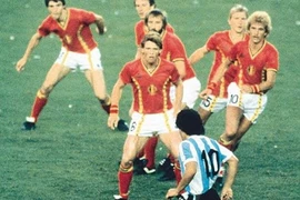 Thư Brazil: Có ai nhớ bức ảnh “Maradona trong rừng gươm Bỉ”