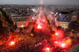 Người dân mừng chiến thắng của đội tuyển Pháp tại World Cup 2018 ở đại lộ Champs Elysées, thủ đô Paris, Pháp ngày 15/7. (Ảnh: AFP/ TTXVN)