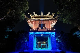 Khuê Văn Các hấp dẫn du khách bởi hiệu ứng ánh sáng và biểu diễn nghệ thuật truyền thống. (Ảnh: Đinh Thuận/TTXVN) 