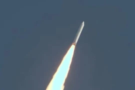 Phương tiện phóng Epsilon-5 mang theo vệ tinh NanoDragon của Việt Nam đang bay vào vũ trụ. (Ảnh: Đào Thanh Tùng/TTXVN) 