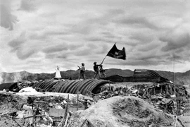 Ngày 7/5/1954, toàn bộ Tập đoàn cứ điểm của địch ở Điện Biên Phủ đã bị tiêu diệt. Lá cờ “Quyết chiến, Quyết thắng” của Quân đội nhân dân Việt Nam tung bay trên nóc hầm tướng De Castries, kết thúc cuộc kháng chiến chống Pháp oanh liệt đầy hy sinh, gian khổ kéo dài suốt 9 năm. (Ảnh: Triệu Đại/TTXVN)