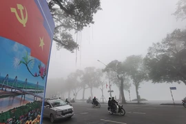Sương mù mờ mịt trên tuyến phố Đinh Tiên Hoàng, Hà Nội. (Ảnh: Thanh Tùng/TTXVN)