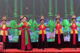Đội văn nghệ múa đèn chạy chữ làng Nhân Cao biểu diễn tiết mục "Múa đèn chạy chữ." (Ảnh: Hoa Mai/ TTXVN)