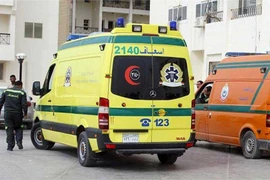 Xe cứu thương đưa người bị thương đến bệnh viện. (Nguồn: Ahram)