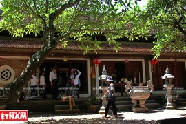 Du khách thập phương đến vãn cảnh chùa Tây Phương vào ngày lễ, ngày rằm. (Nguồn: Báo ảnh Việt Nam)