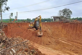 Phương tiện đào múc đất rừng sản xuất trái phép quy mô lớn ở thôn Bến Hà, xã Linh Trường, huyện Gio Linh, tỉnh Quảng Trị. (Ảnh: Nguyên Lý/TTXVN)