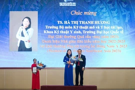 Lãnh đạo Đại học Quốc gia Thành phố Hồ Chí Minh tuyên dương Tiến sỹ Hà Thị Thanh Hương. (Ảnh: TTXVN phát)