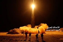 (Tư liệu) Hình ảnh từ video cho thấy phiến quân Houthi phóng một tên lửa đạn đạo từ thủ đô Sanaa (Yemen). (Ảnh: AFP/TTXVN) 