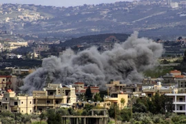 Khói bốc lên từ làng Majdal Zoun ở miền Nam Liban sau cuộc tấn công của Israel ngày 9/3/2024. (Ảnh: AFP/TTXVN)