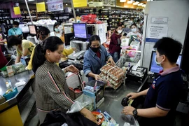 Người dân mua sắm tại siêu thị ở Bangkok, Thái Lan. (Ảnh: AFP/TTXVN)