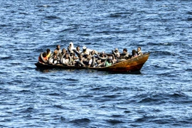 (Tư liệu) Người di cư chờ được giải cứu trên vùng biển giữa Tunisia và Italy, ngày 8/10/2023. (Ảnh: AFP/TTXVN)