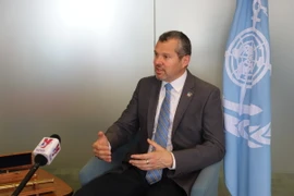 Tổng thư ký IMO Arsenio Dominguez trả lời phỏng vấn TTXVN tại trụ sở IMO ở London. (Ảnh: Phong Hà/TTXVN)