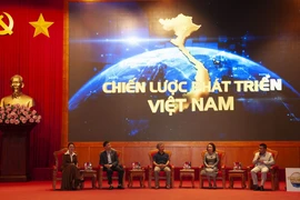 Các đại biểu, chuyên gia trao đổi các vấn đề liên quan đến Chiến lược phát triển kinh tế tư nhân năm 2024 tại hội nghị ở Quảng Ninh. (Ảnh: TTXVN phát)