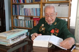 Ông Hoàng Văn Hiển đọc những trang sử hào hùng của dân tộc. (Ảnh: Thanh Bình/TTXVN)
