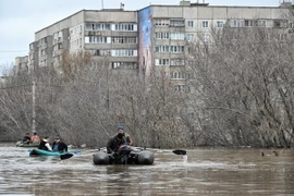 Lực lượng cứu hộ sơ tán người dân khỏi khu vực ngập lụt ở thành phố Orsk, vùng Orenburg, Nga ngày 8/4/2024. (Ảnh: AFP/TTXVN)