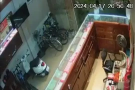 Hiện trường vụ cướp tiệm vàng ở huyện Can Lộc. (Ảnh: TTXVN phát)