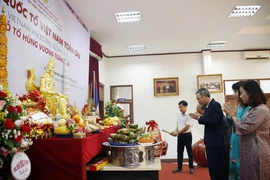 Đoàn Đại sứ quán Việt Nam tại Lào thành kính dâng hương tri ân các Vua Hùng. (Ảnh: Phạm Kiên/TTXVN)