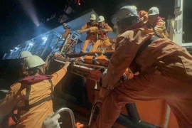 Lực lượng tìm kiếm cứu nạn hàng hải tiếp nhận nạn nhân từ tàu ASTERIS. (Ảnh: TTXVN phát)