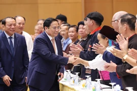 Thủ tướng Phạm Minh Chính với già làng, trưởng bản, nghệ nhân và người có uy tín tiêu biểu. (Ảnh: Dương Giang/TTXVN)