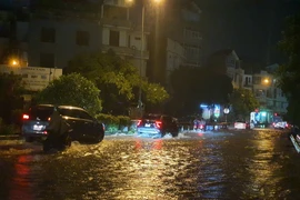 Mưa lớn gây ngập úng một số tuyến đường ở Hà Nội. (Ảnh: Mạnh Khánh/TTXVN)