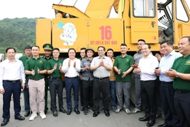 Thủ tướng Phạm Minh Chính thăm người lao động làm việc tại Cửa khẩu quốc tế Hữu Nghị. (Ảnh: Dương Giang/TTXVN)