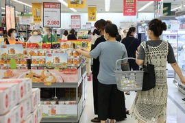 Người tiêu dùng mua sắm tại một đại lý bán lẻ ở Seoul, Hàn Quốc. (Ảnh: Yonhap/TTXVN)
