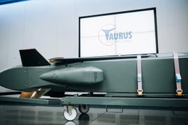 Tên lửa hành trình Taurus được trưng bày tại cơ sở sản xuất tên lửa ở Schrobenhausen, miền Nam Đức ngày 5/3/2024. (Ảnh: AFP/TTXVN)