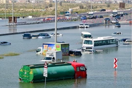 Ngập lụt do mưa lớn tại Dubai, UAE ngày 18/4/2024. (Ảnh: AFP/TTXVN)