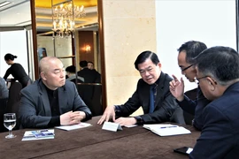Bí thư Tỉnh ủy Đồng Nai Nguyễn Hồng Lĩnh làm việc với các nhà đầu tư Hàn Quốc. (Ảnh: Khánh Vân/TTXVN)