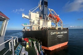 Tàu Captain Antonis được cứu hộ. (Ảnh: TTXVN phát)