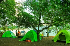 Cắm trại, ngủ lều trong không gian sinh thái hồ Trị An, Khu Bảo tồn Thiên nhiên -Văn hoá Đồng Nai. (Ảnh: Hồng Đạt/TTXVN)