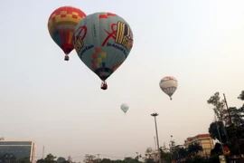 Du khách bay trải nghiệm tại Lễ hội khinh khí cầu quốc tế Tuyên Quang. (Ảnh: Quang Cường/TTXVN)