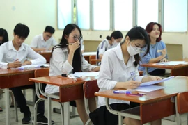 Thí sinh điểm thi Trường THPT Nguyễn Trãi chuẩn bị bước vào môn thi Ngữ văn trong kỳ thi tốt nghiệp THPT năm 2023. (Ảnh: Hoàng Hiếu/TTXVN)