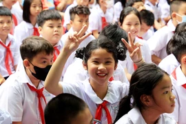 Học sinh trường Tiểu học Phạm Ngọc Thạch (phường 13, quận Phú Nhuận, Thành phố Hồ Chí Minh) vui mừng chào đón năm học mới 2023- 2024. (Ảnh: Hồng Đạt/TTXVN)