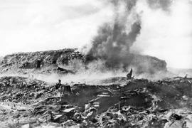 Ngày 6/5/1954, ta mở cuộc tổng công kích vào Điện Biên Phủ. Khối bộc phá với 964 kg thuốc nổ vào lúc 20 giờ 30 phút đã phá tan các lô cốt và hầm ngầm cố thủ của địch trên đồi A1 - vị trí quan trọng ở Điện Biên Phủ. (Ảnh: Tư liệu/TTXVN)