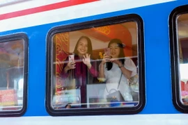 Du khách háo hức khi đến tham quan Đà Nẵng bằng đoàn tàu “Kết nối di sản miền Trung.” (Ảnh: Trần Lê Lâm/ TTXVN)