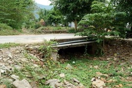 Suối Khe Định (xã Hòa Bắc, huyện Hòa Vang, thành phố Đà Nẵng) đã cạn trơ đáy từ đầu năm nay. (Ảnh: Quốc Dũng/TTXVN)