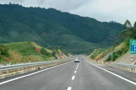Phương tiện lưu thông trên một đoạn tuyến cao tốc được đưa vào vận hành và khai thác. (Ảnh: Việt Hùng/Vietnam+)