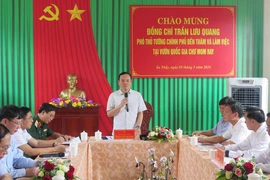 Phó Thủ tướng Trần Lưu Quang làm việc với lãnh đạo Vườn Quốc gia Chư Mom Ray. (Ảnh: Dư Toán/TTXVN)