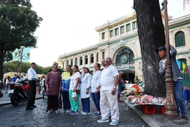 Đoàn khách Ấn Độ tham quan Bưu điện Trung tâm Thành phố Hồ Chí Minh. (Ảnh: Hồng Đạt/TTXVN)
