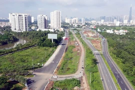 Đường song hành cao tốc Thành phố Hồ Chí Minh-Long Thành-Dầu Giây (bên trái) được đưa vào khai thác. (Ảnh: TTXVN phát)