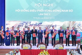 Thủ tướng Phạm Minh Chính trao Quyết định phê duyệt Quy hoạch vùng Đông Nam Bộ cho lãnh đạo các tỉnh, thành phố. (Ảnh: Dương Giang/TTXVN)