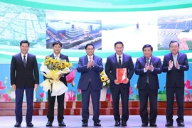 Thủ tướng Phạm Minh Chính trao Quyết định phê duyệt Quy hoạch tỉnh Tây Ninh cho lãnh đạo tỉnh. (Ảnh: Dương Giang/TTXVN)