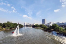 Trò chơi ván bay nước Flyboard trong tour du lịch đường thủy Thành phố Hồ Chí Minh. (Ảnh: Mỹ Phương/ TTXVN)