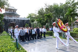 Đoàn đại biểu lãnh đạo, nguyên lãnh đạo Đảng, Nhà nước, Mặt trận Tổ quốc Việt Nam đến dâng hương, dâng hoa tưởng nhớ, tri ân các Anh hùng Liệt sỹ tại Nghĩa trang Liệt sỹ Quốc gia A1. (Ảnh: Tuấn Anh/TTXVN)