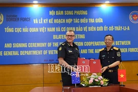 Cao ủy Cơ quan Bảo vệ biên giới Australia, ông Michael Outram và Tổng cục trưởng Tổng cục Hải quan Việt Nam Nguyễn Văn Cẩn ký Kế hoạch hợp tác điều tra. (Nguồn: Báo Hải quan)