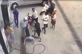 Người đàn ông bị đánh hội đồng dã man ở cây xăng. (Ảnh: TTXVN phát)
